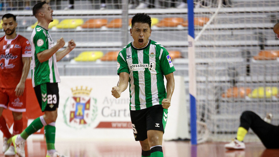 Rafael Henmi, del Real Betis Futsal, celebra un gol