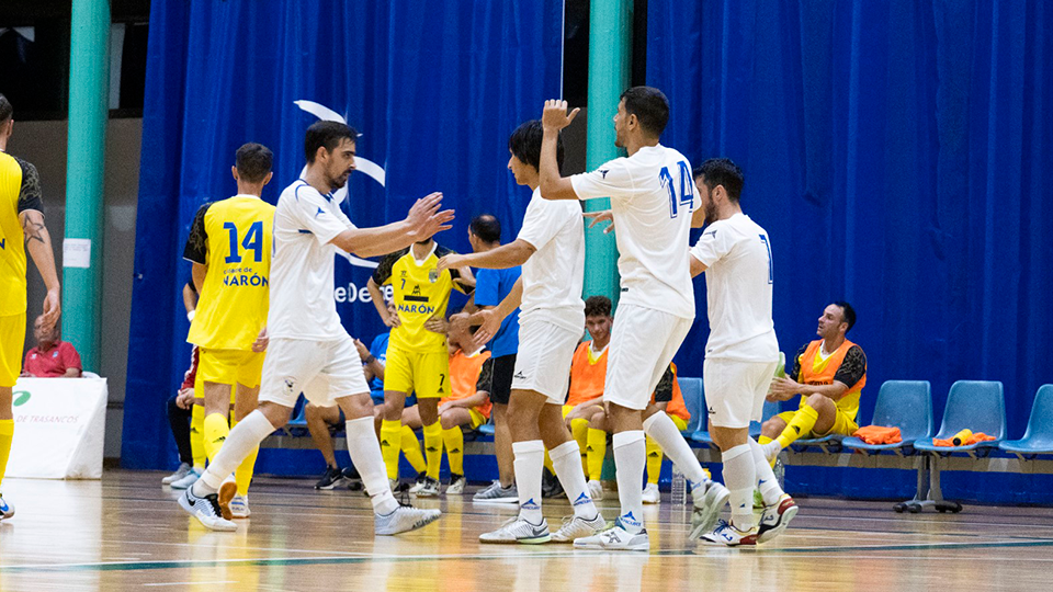 Los jugadores de O Parrulo Ferrol celebran un tanto. (Foto: Saray Alves)