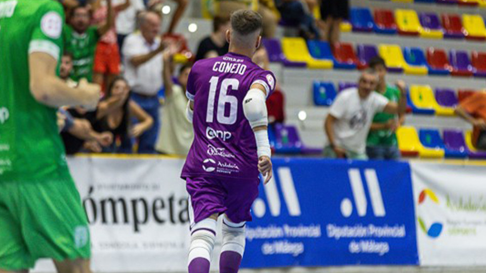 Cone, portero del BeSoccer CD UMA Antequera, celebra un gol