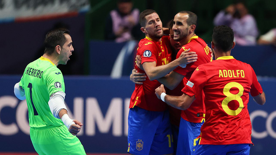 Raúl Campos celebra un gol de España con Boyis, Adolfo y Jesús Herrero