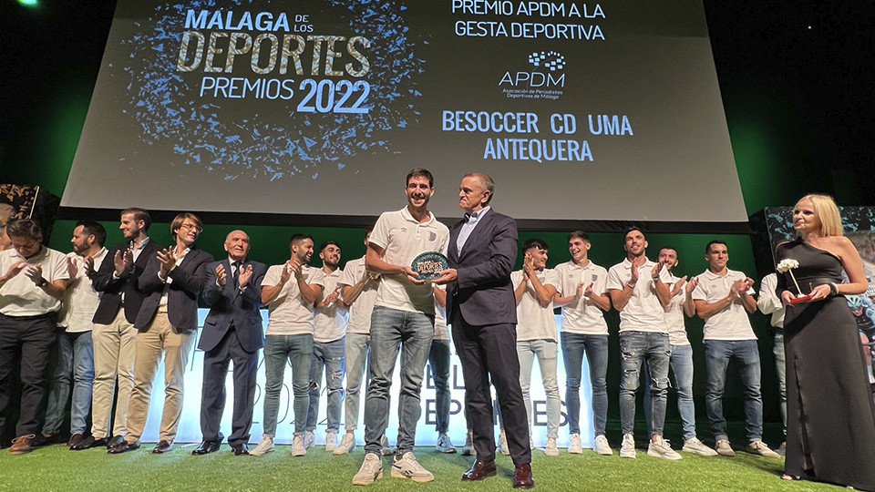 Miguel Conde, capitán del BeSoccer CD UMA Antequera, recoge el Premio Málaga Deportes 2022 a la ‘Gesta Deportiva del Año’ en manos de José Manuel Franco, secretario de estado para el deporte