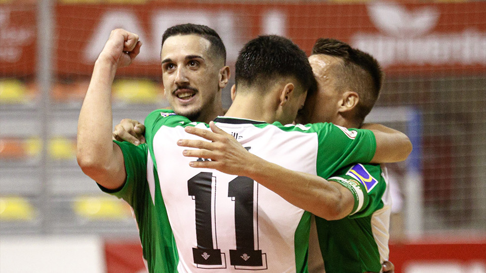 Los jugadores del Real Betis Futsal celebran un gol