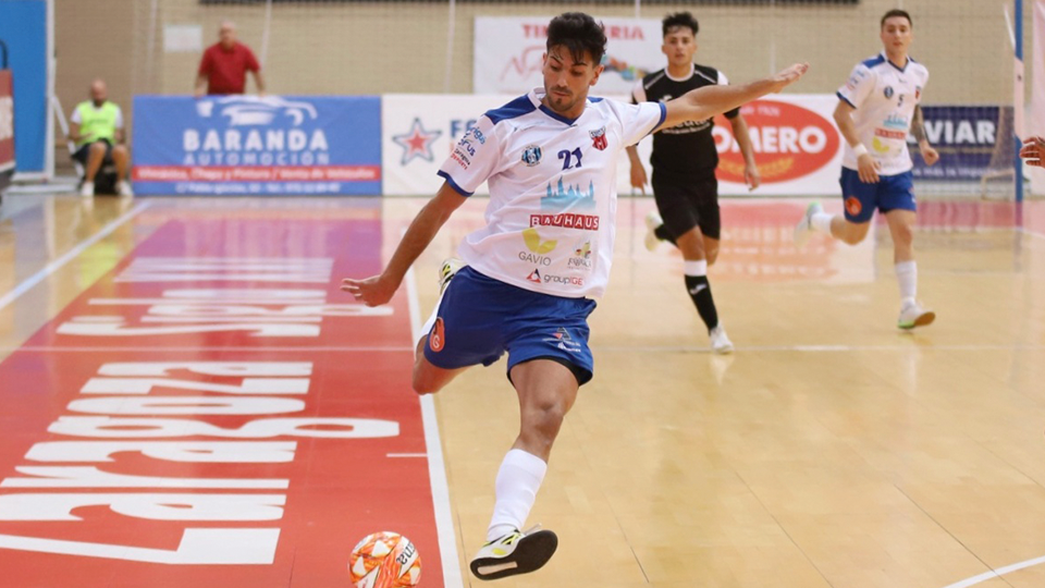 Carlos García, jugador del AD Sala 10, golpea el balón.