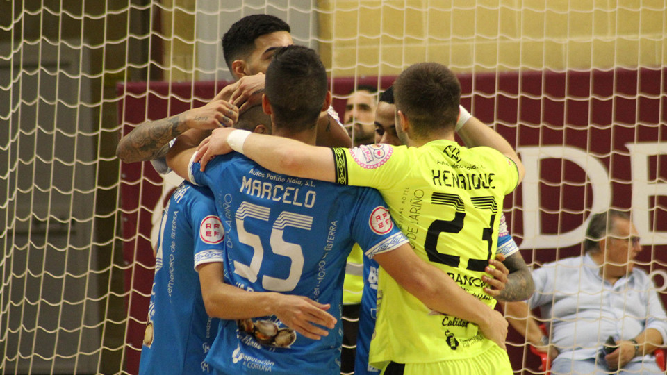 Los jugadores de Noia Portus Apostoli celebran un gol