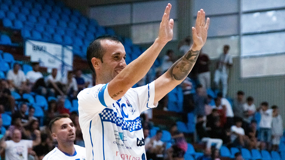 Adri, jugador de O Parrulo Ferrol, celebra un gol (Fotografía: Saray Alves)