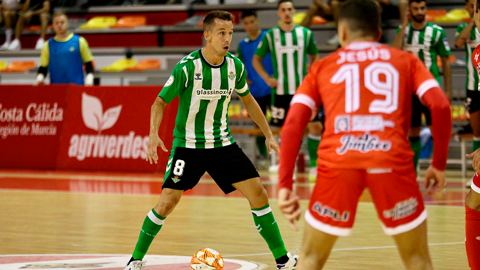 Lin, jugador del Real Betis Futsal, controla el balón.