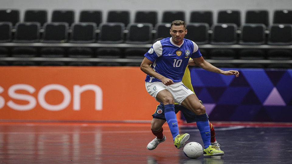 Pito controla el balón durante un partido con Brasil