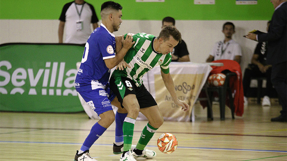 Lin, de Real Betis Futsal, protege el balón ante Cortés, de Quesos El Hidalgo Manzanares