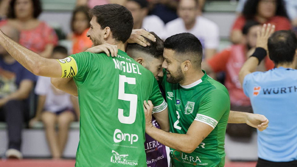 Los jugadores de BeSoccer CD UMA Antequera celebran un gol (Fotografía: Pascu Méndez)