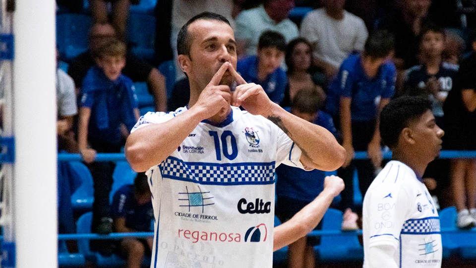 Adri, jugador de O Parrulo Ferrol, celebra un tanto. (Foto: Saray H. Alves)