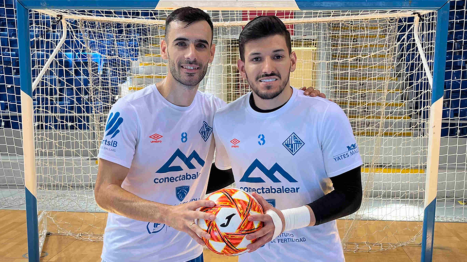 Eloy Rojas y Luan Muller, jugadores del Palma Futsal, posan en Son Moix.