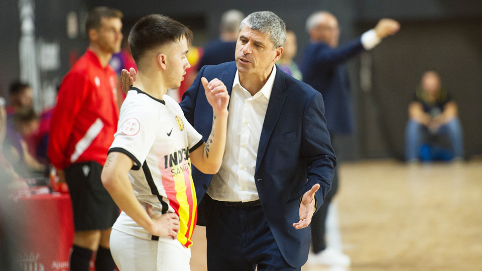 Xavi Closas, entrenador de Industrias Santa Coloma, habla con David Peña (Fotografía: Ernesto Arandilla)